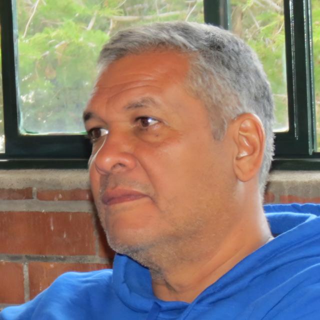 Retrato de Luis Avilan con sudadera azul